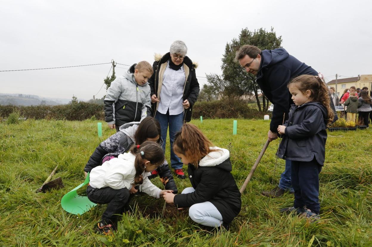 Ana González y Manuel Vallina, con Naiara, Irune, Ariadna, Carolina y Hugo, cinco de los alumnos que participaron en la plantación. 