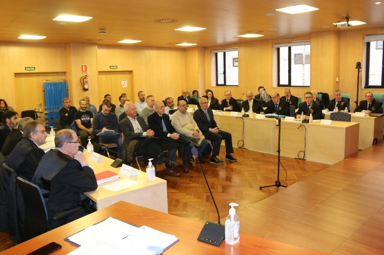 Los acusados por el trágico accidente, sentados en el banquillo en el primer día del juicio. 