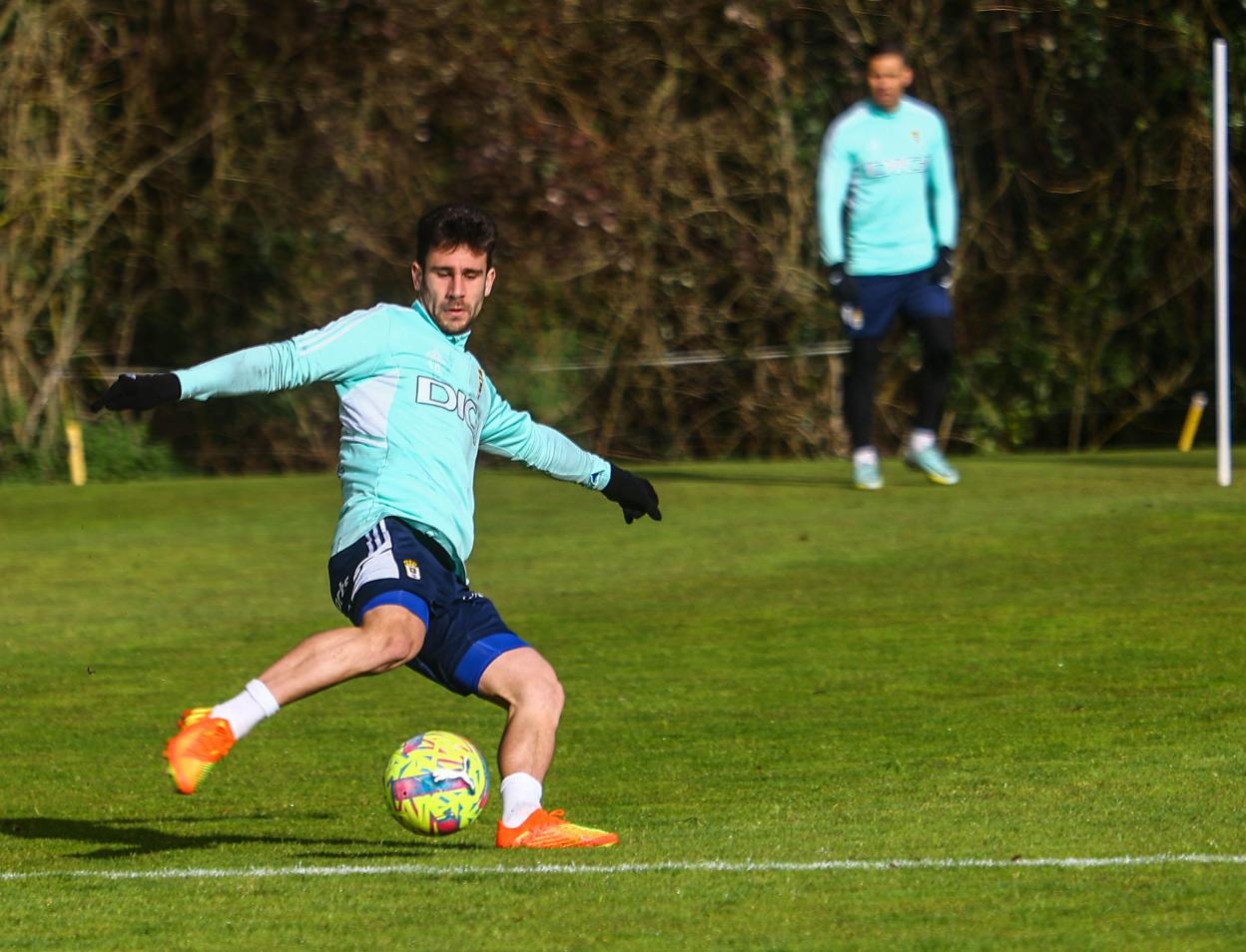 Jimmy golpea el balón durante un entrenamiento en El Requexón.