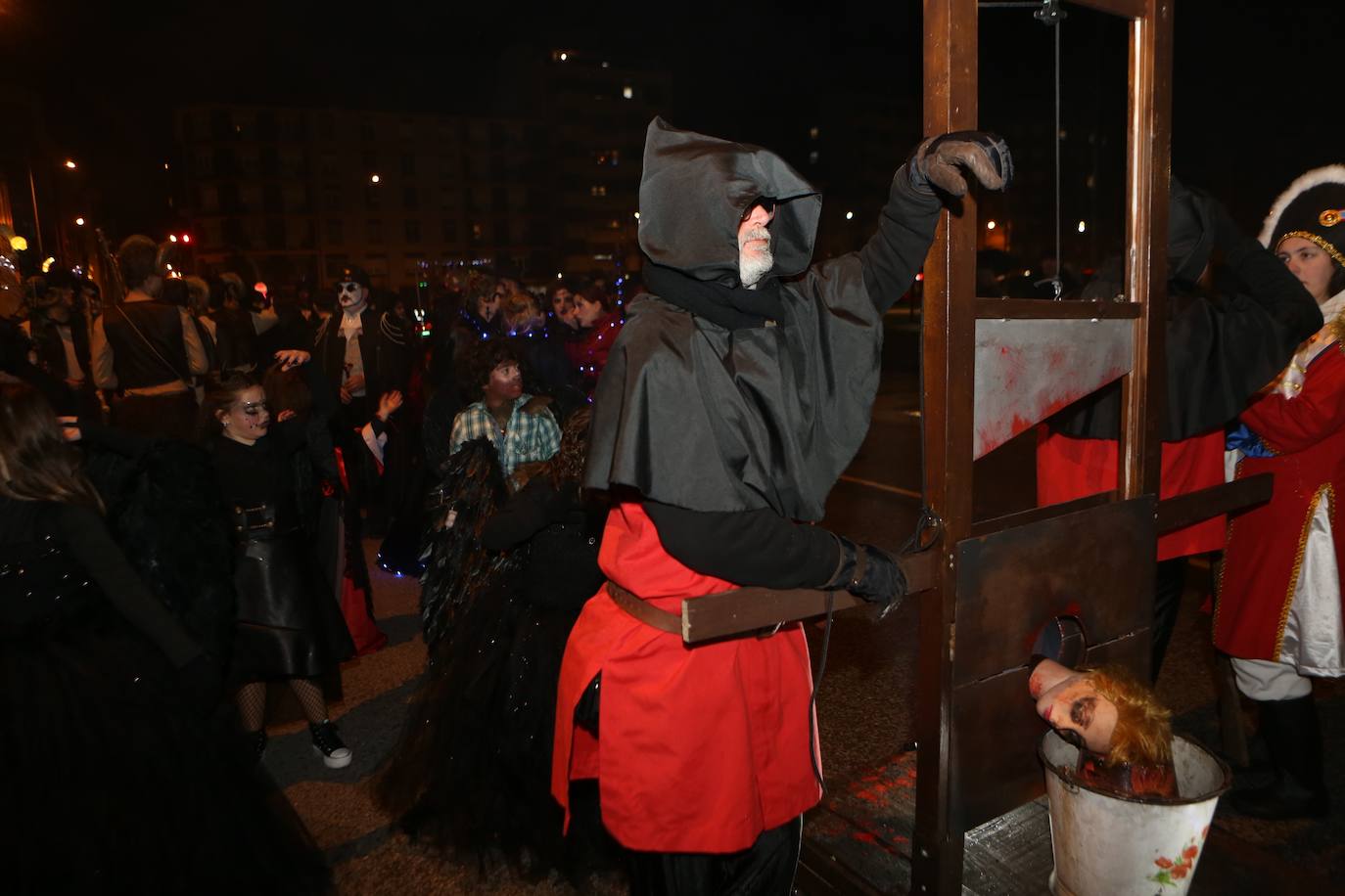 Fotos: Mieres vive «con mucha alegría» su Gran Antroxu con el desfile de grupos por las calles