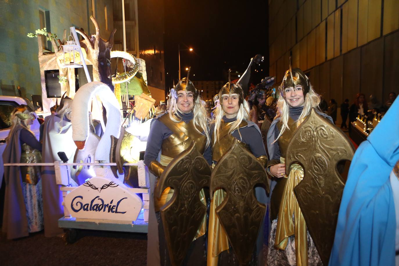 Fotos: Mieres vive «con mucha alegría» su Gran Antroxu con el desfile de grupos por las calles