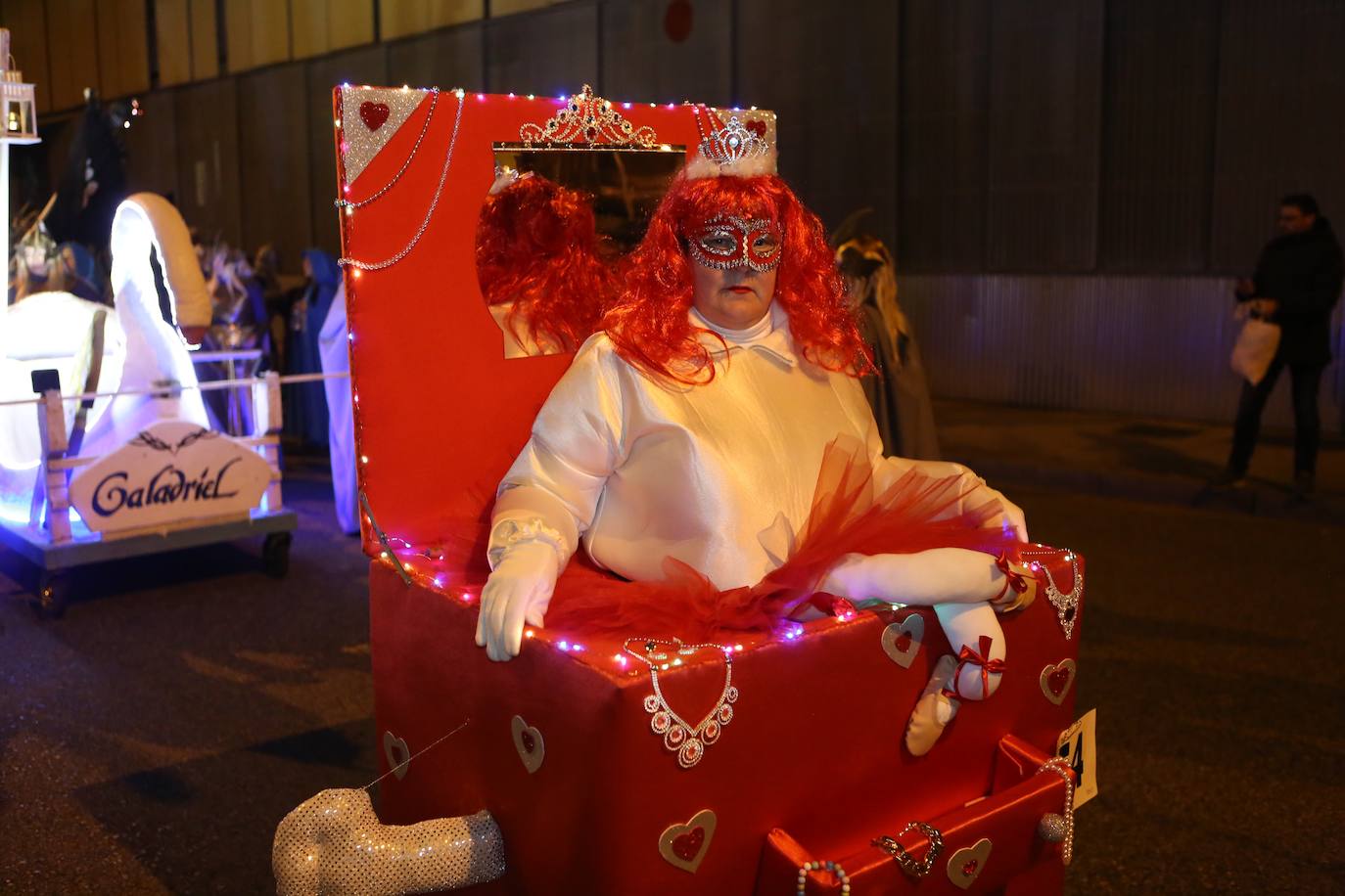 Fotos: Mieres vive «con mucha alegría» su Gran Antroxu con el desfile de grupos por las calles