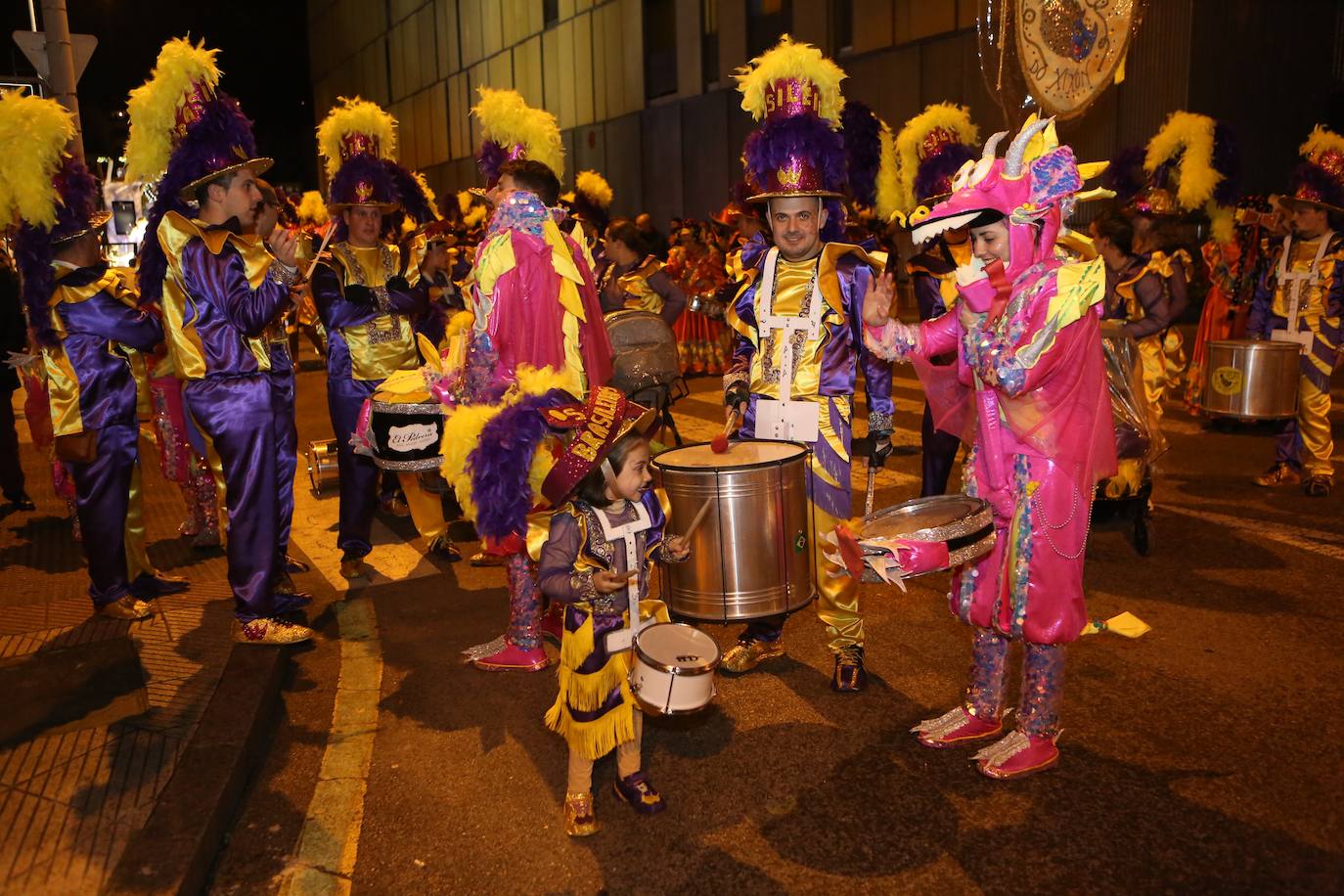 Fotos: Mieres vive «con mucha alegría» su Gran Antroxu con el desfile de grupos por las calles