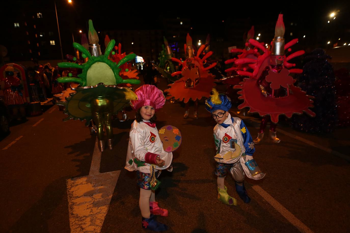 Fotos: Mieres vive «con mucha alegría» su Gran Antroxu con el desfile de grupos por las calles