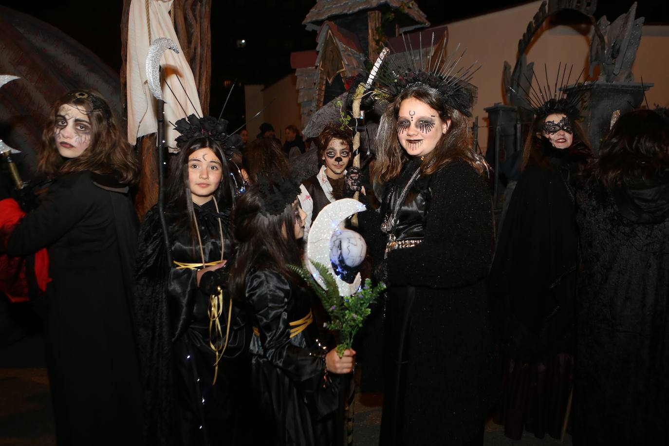 Fotos: Mieres vive «con mucha alegría» su Gran Antroxu con el desfile de grupos por las calles