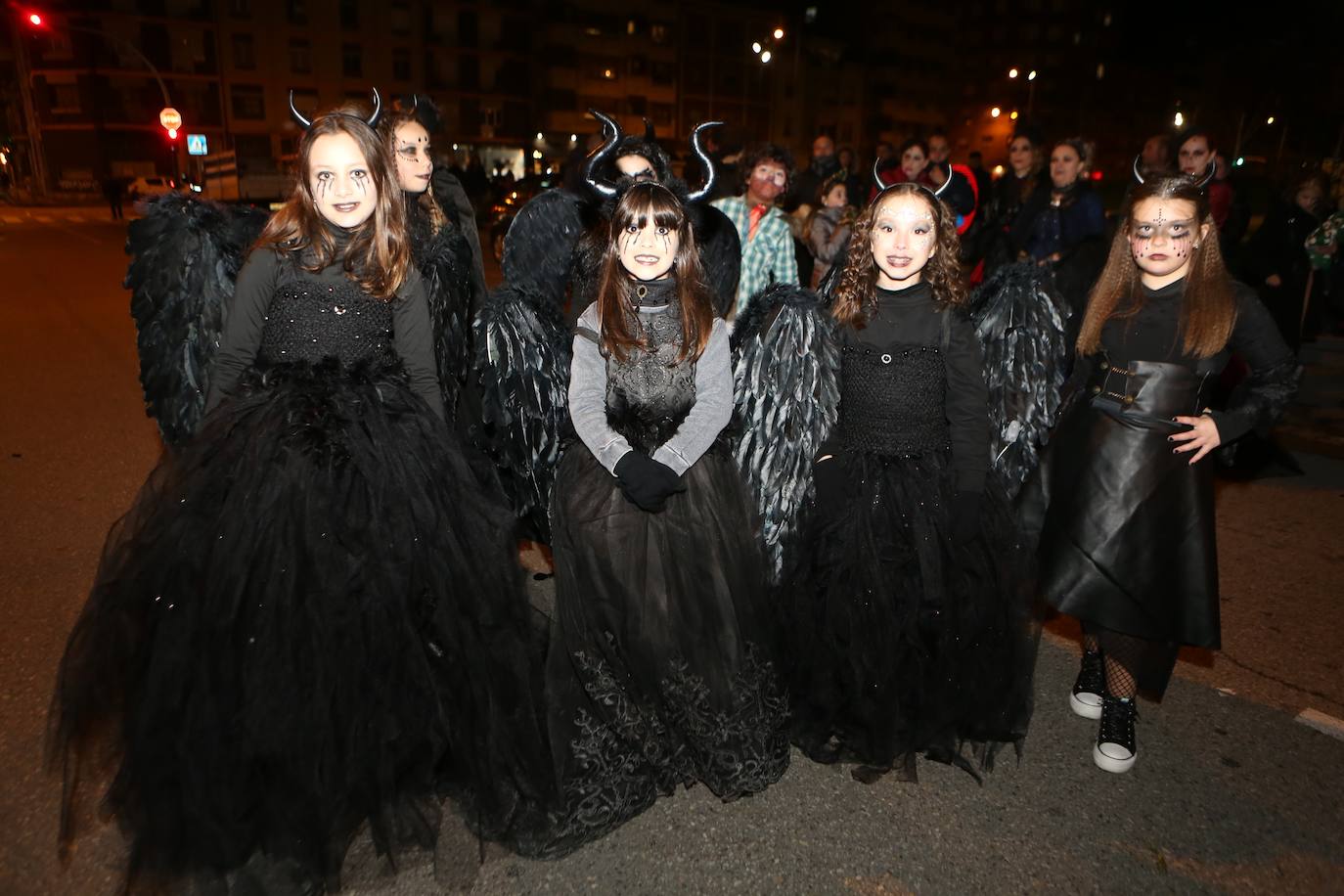 Fotos: Mieres vive «con mucha alegría» su Gran Antroxu con el desfile de grupos por las calles