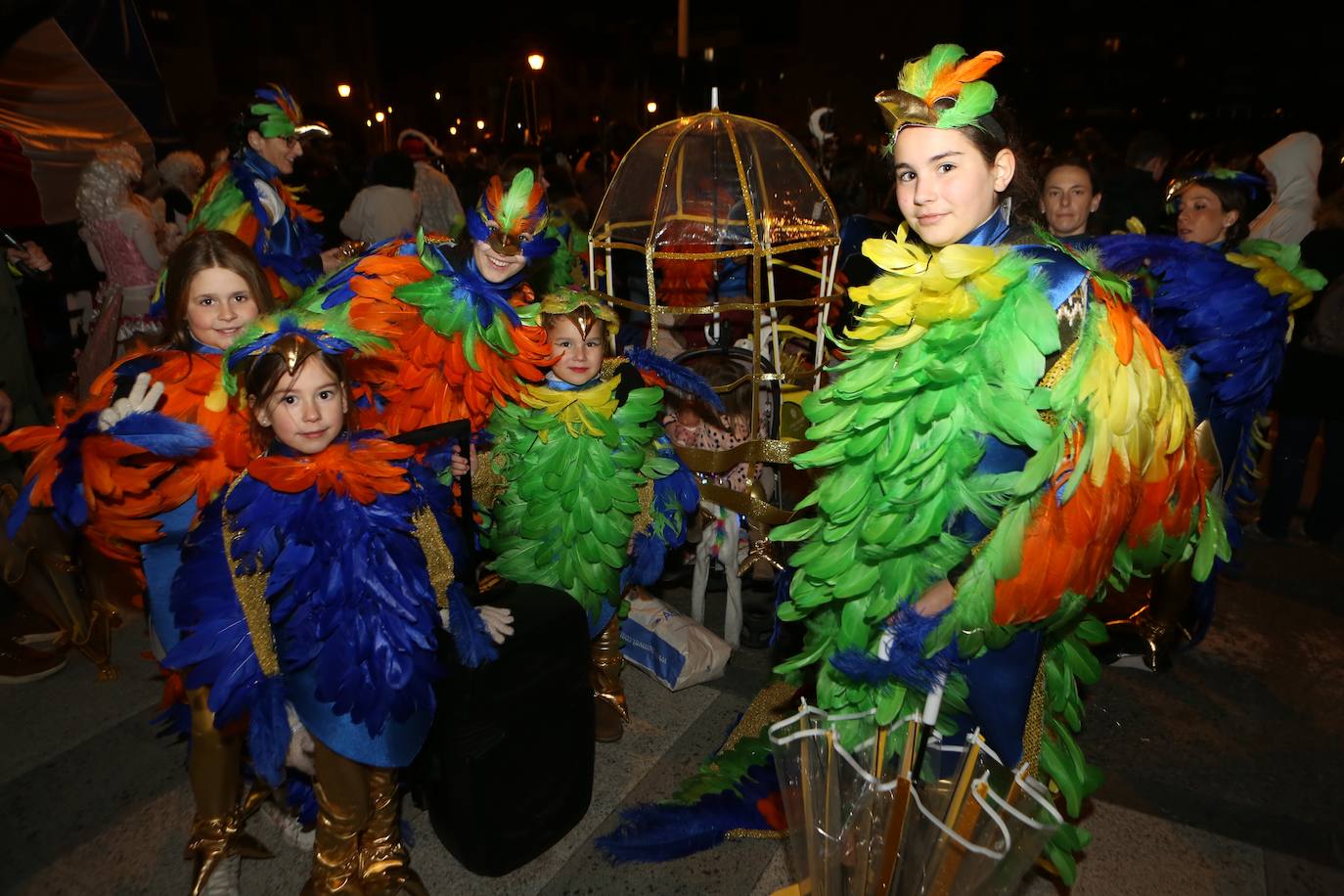 Fotos: Mieres vive «con mucha alegría» su Gran Antroxu con el desfile de grupos por las calles