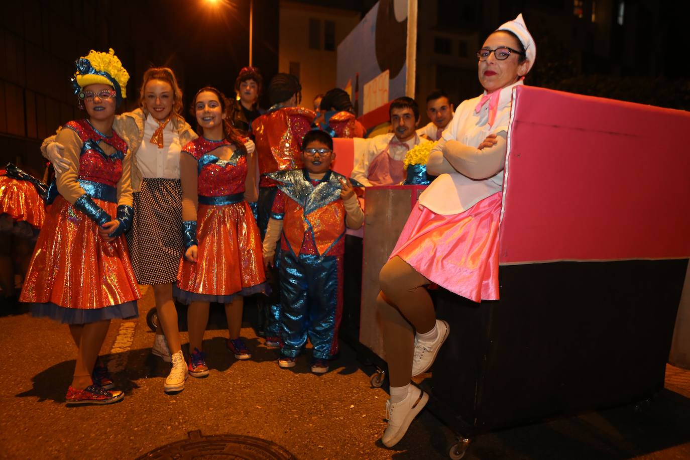 Fotos: Mieres vive «con mucha alegría» su Gran Antroxu con el desfile de grupos por las calles