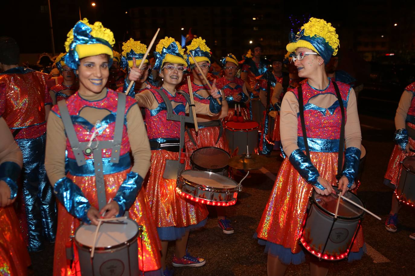 Fotos: Mieres vive «con mucha alegría» su Gran Antroxu con el desfile de grupos por las calles