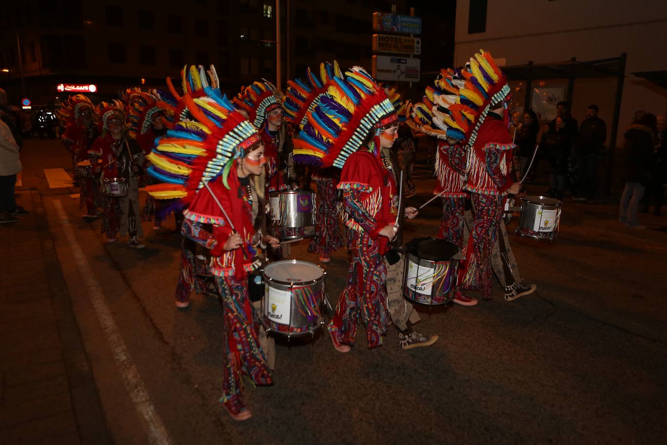 Fotos: Mieres vive «con mucha alegría» su Gran Antroxu con el desfile de grupos por las calles