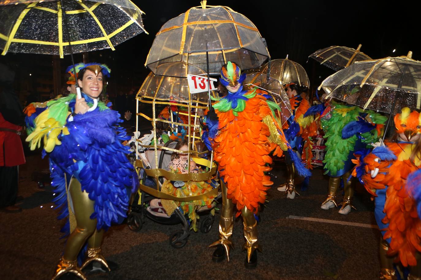 Fotos: Mieres vive «con mucha alegría» su Gran Antroxu con el desfile de grupos por las calles