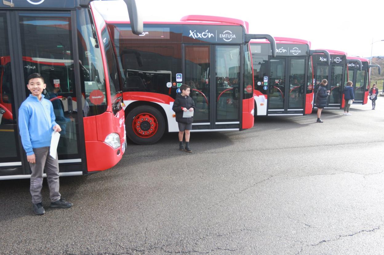 Seis niños de distintos colegios de Gijón acudieron a la presentación de los seis nuevos autobuses de la flota de EMTUSA. 