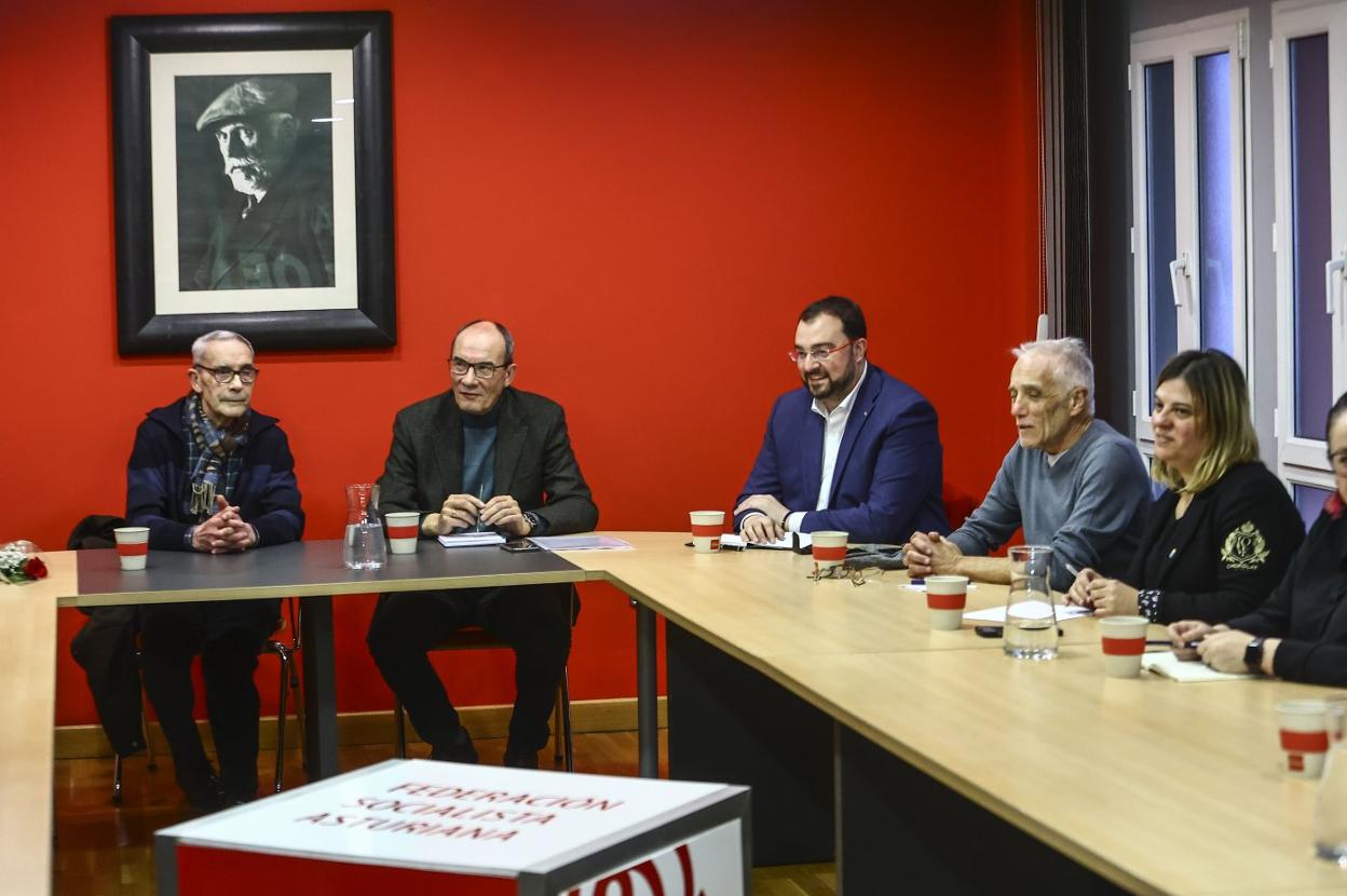 Reunión en la sede de la FSA en la que se nombró a Jesús Sanjurjo (segundo por la izquierda) presidente de la Fundación Barreiro. 