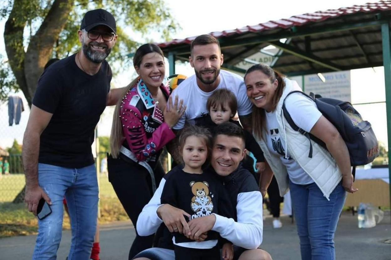 Djuka, agachado, abrazando a su hija Andrea y con su hijo Tadej encima. De pie, desde la izquierda, su padre Zoran, Miljana (esposa de Djuka), Kristijan (hermano del delantero del Sporting) y Sladjana (madre del futbolista rojiblanco). 