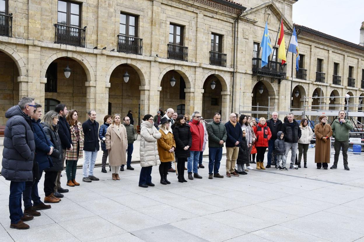 Miembros de todos los partidos políticos se unieron a los ucranianos en la concentración en Avilés. 