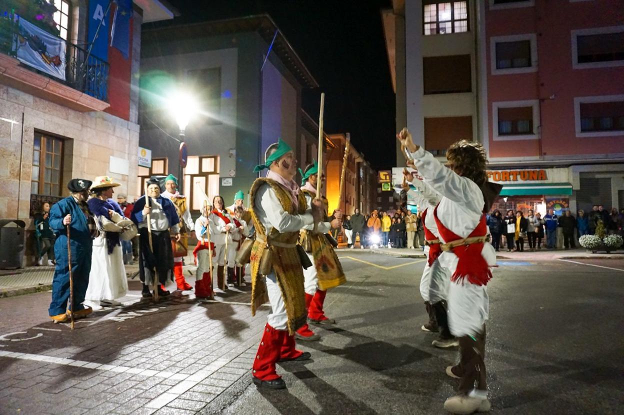 Los Zamarrones de Lena durante la actuación en la plaza Venancio Pando. 