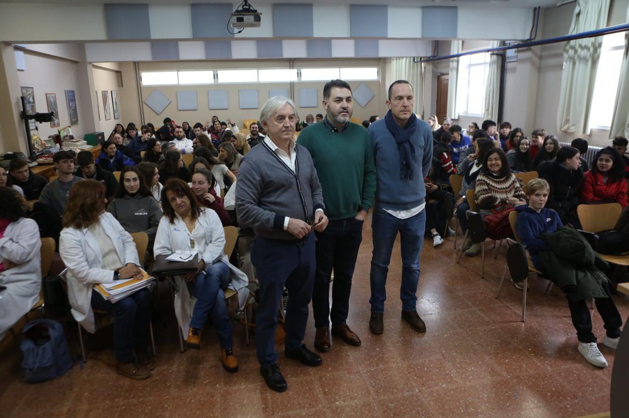 El director del IES Santiago González, el eurodiputado Jonás Fernández y el profesor Nacho García. 