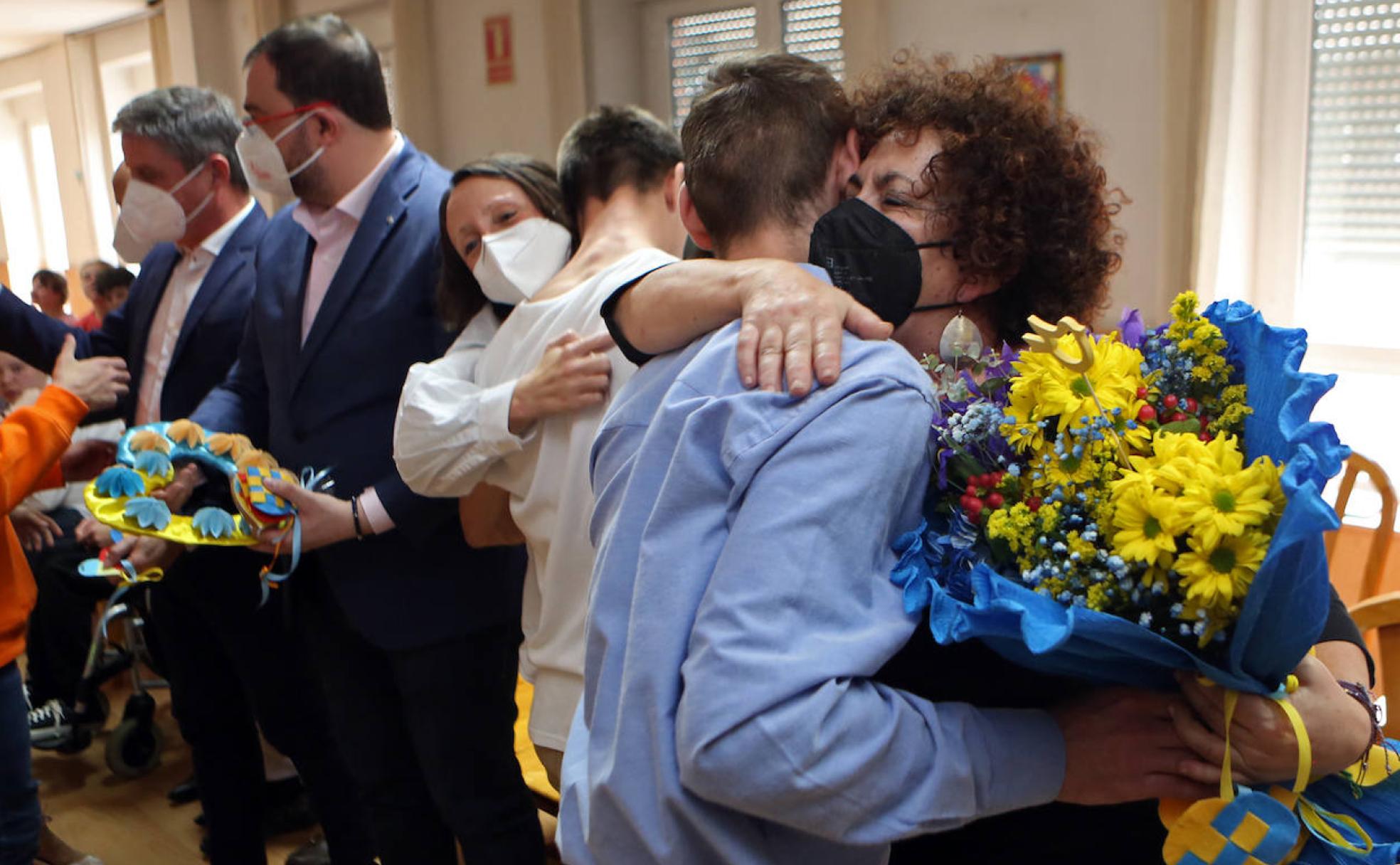 Los jóvenes recibieron el apoyo del presidente del Principado, que acudió junto a la consejera de Derechos Sociales, Melania Álvarez, a la izquierda. mario rojas