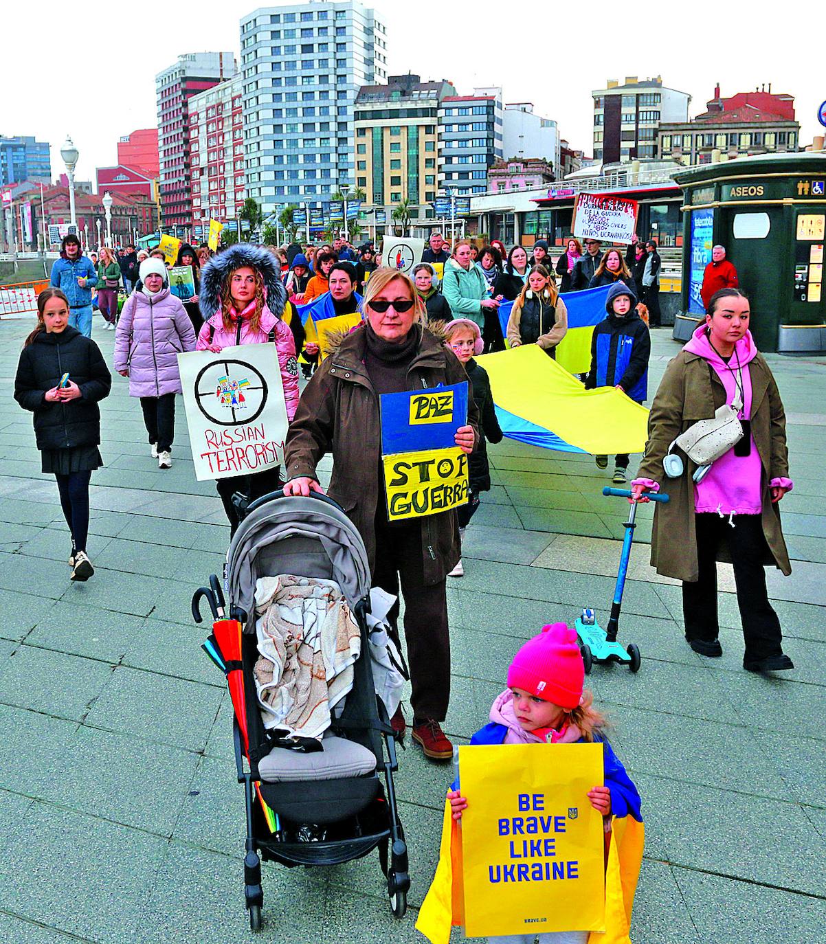 Galería. Los refugiados, en su marcha por las calles de Gijón.