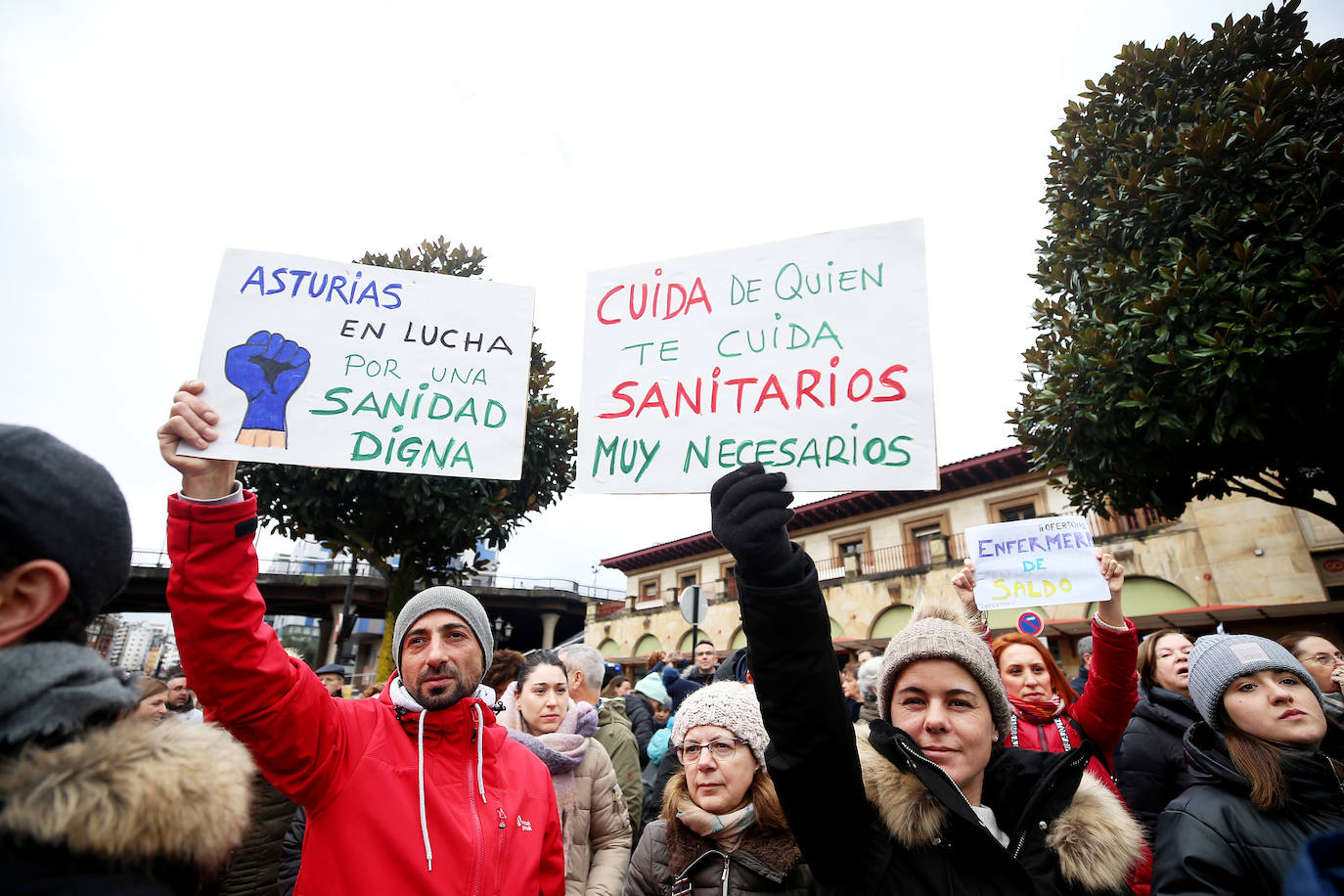 Fotos: Miles de sanitarios asturianos salen a la calle para protestar por sus condiciones laborales