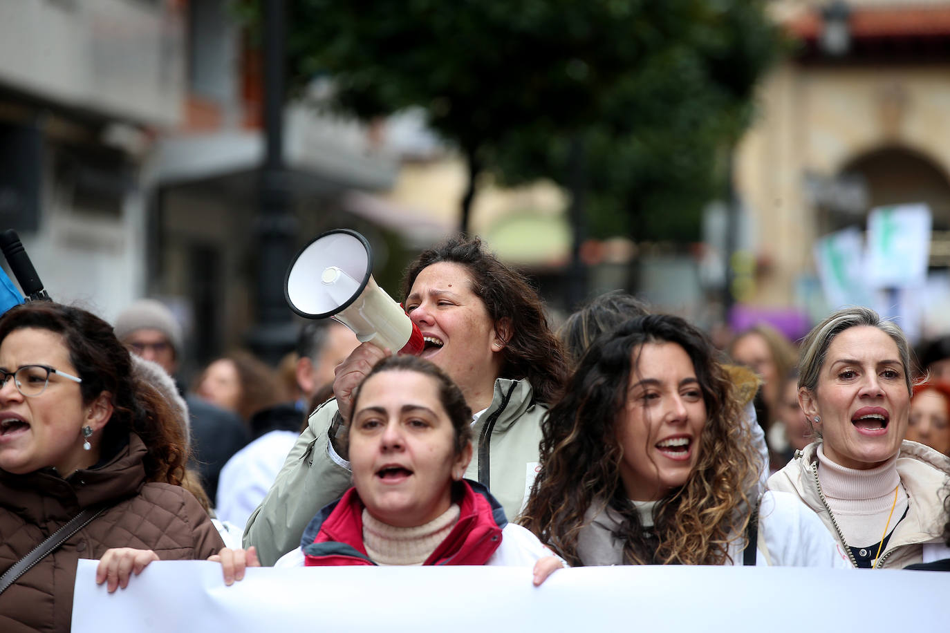 Fotos: Miles de sanitarios asturianos salen a la calle para protestar por sus condiciones laborales