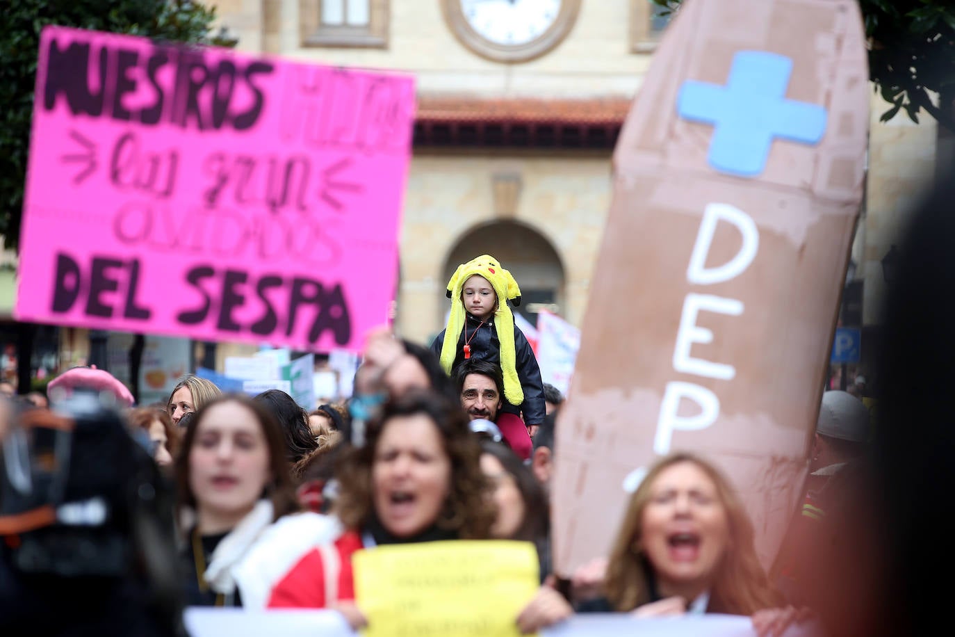 Fotos: Miles de sanitarios asturianos salen a la calle para protestar por sus condiciones laborales