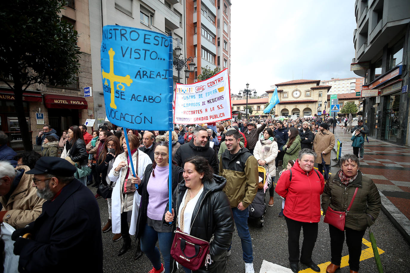Fotos: Miles de sanitarios asturianos salen a la calle para protestar por sus condiciones laborales