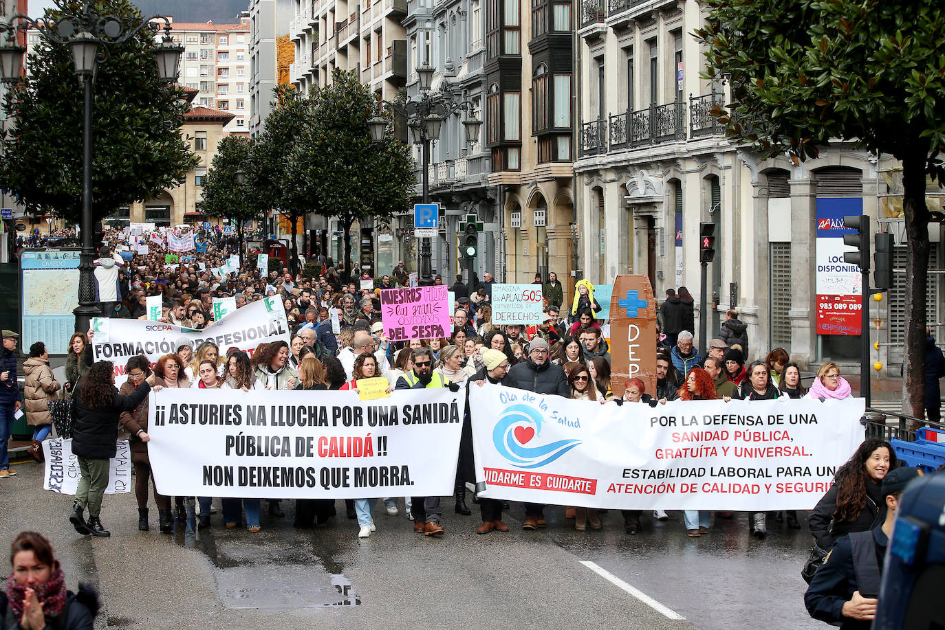 Fotos: Miles de sanitarios asturianos salen a la calle para protestar por sus condiciones laborales