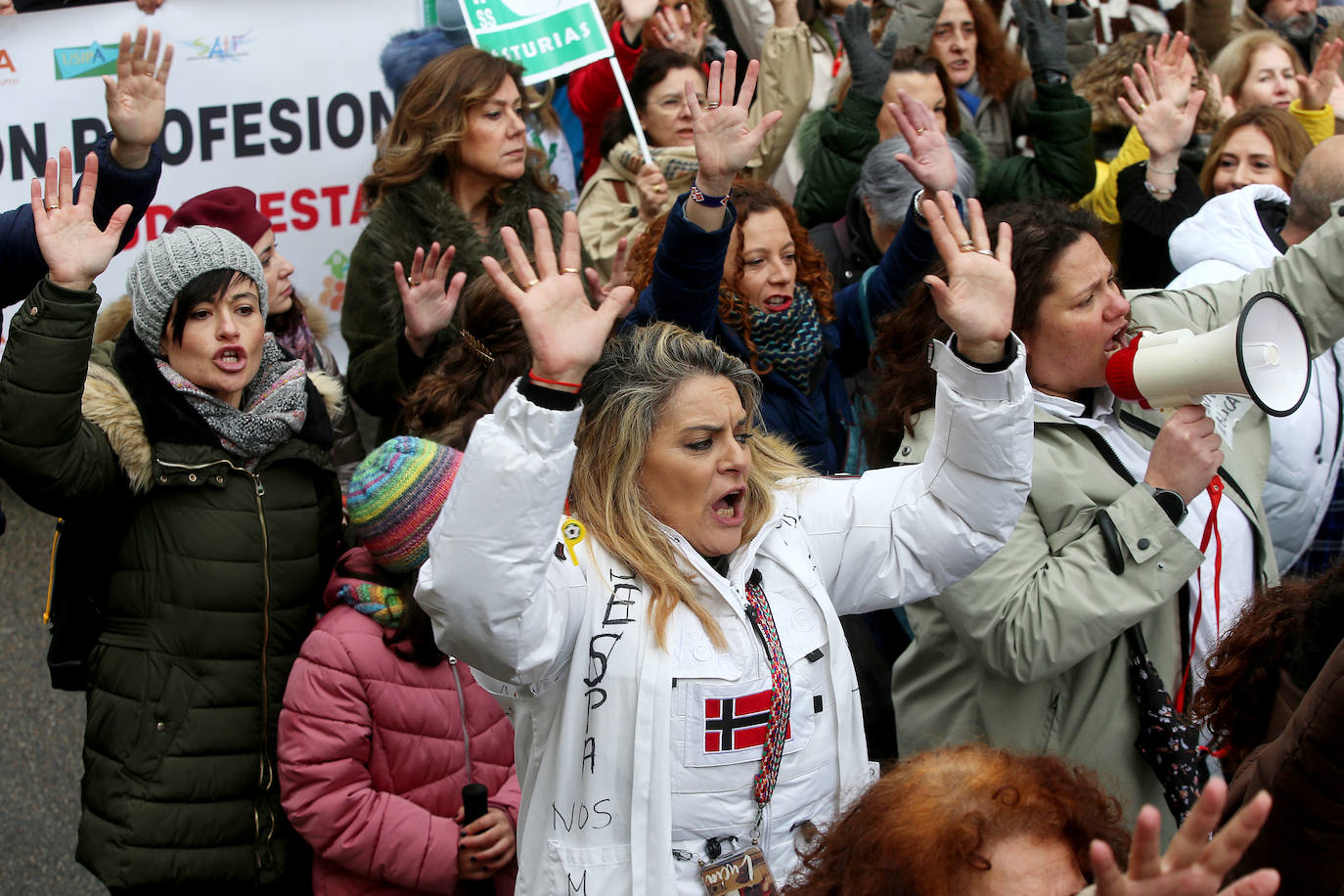 Fotos: Miles de sanitarios asturianos salen a la calle para protestar por sus condiciones laborales