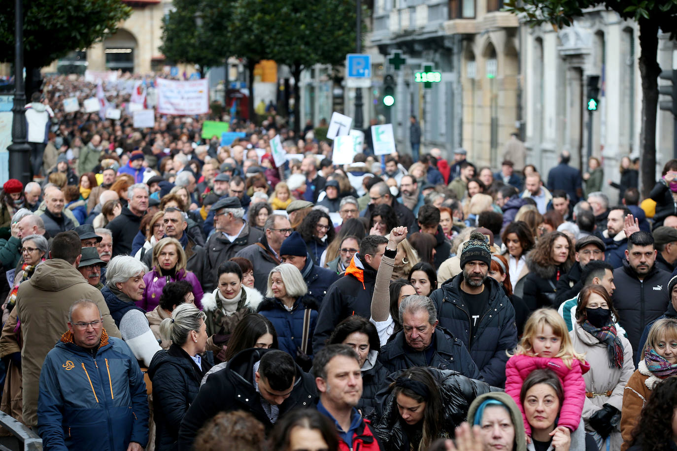 Fotos: Miles de sanitarios asturianos salen a la calle para protestar por sus condiciones laborales