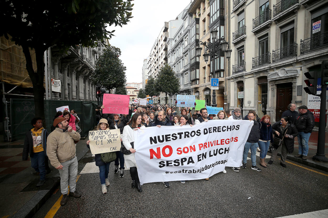 Fotos: Miles de sanitarios asturianos salen a la calle para protestar por sus condiciones laborales