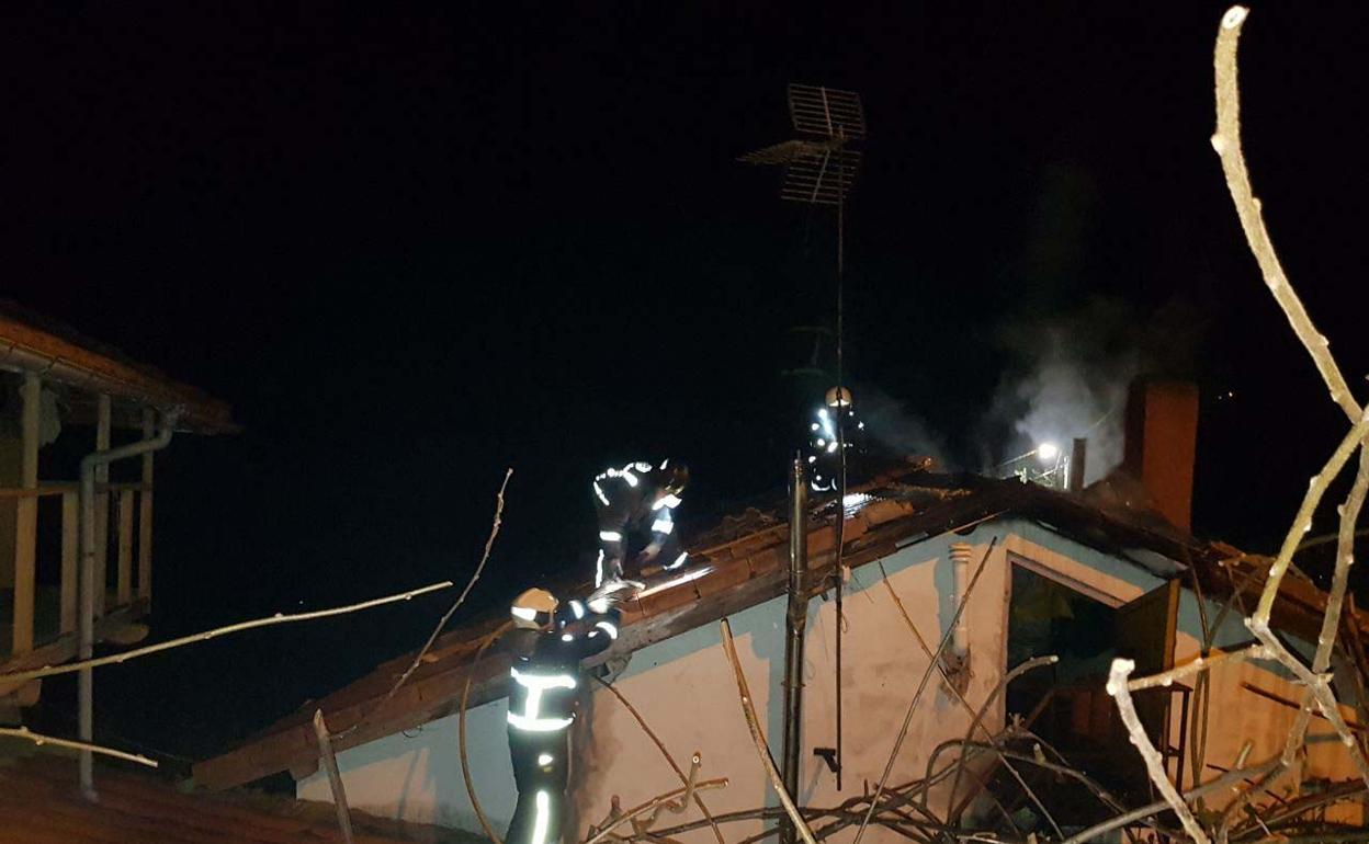 Incendios en Asturias: Quema la chimenea y el tejado de una casa en Pravia