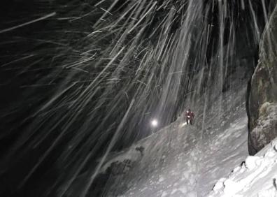 Imagen secundaria 1 - Complicado rescate entre la niebla en los Picos de Europa: dos asturianos llevaban atrapados desde el sábado tras sufrir una caída