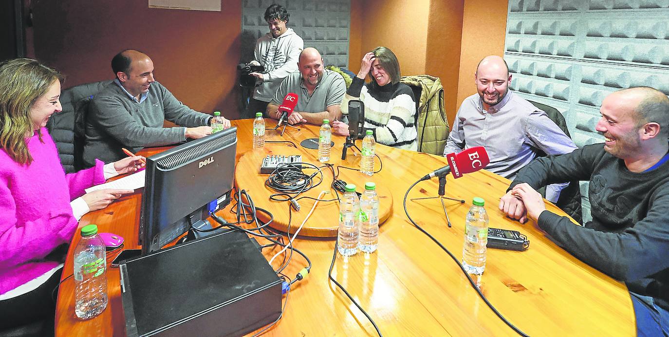 Susana Neira, Carlos Prieto y Diego Abejón, junto a los hijos de Quini, Jorge, Lorena, Enrique y Óscar, durante las entrevistas realizadas para la elaboración del podcast sobre la vida del legendario delantero del Sporting. pablo nosti