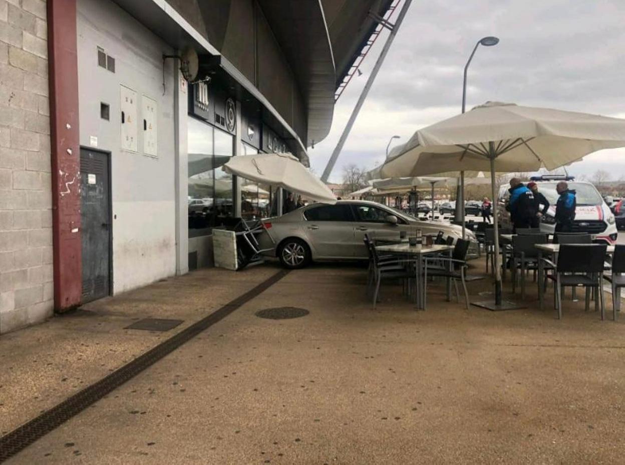 El coche empotrado en uno de los bares de los bajos de El Molinón. 