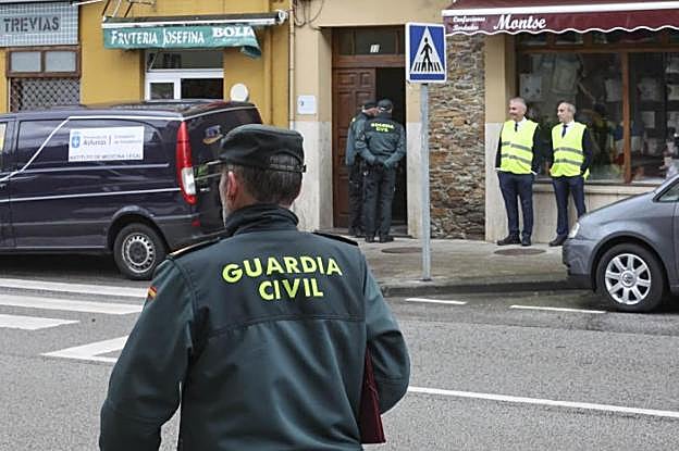 La Guardia Civil custodia, el sábado por la mañana, el portal del edificio donde ocurrieron los hechos. 