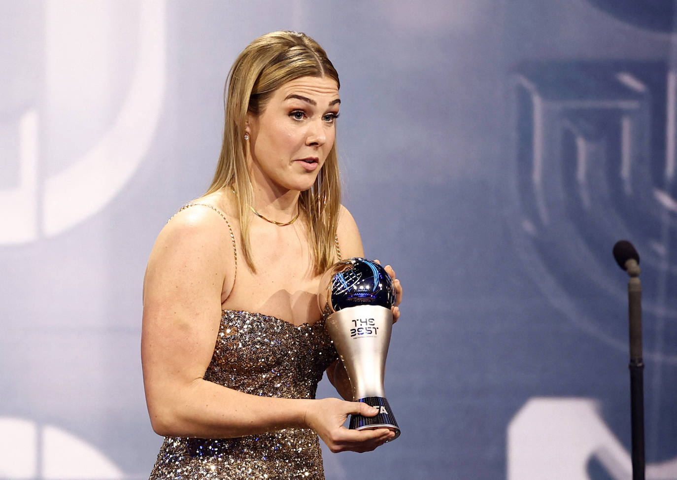 Mary Erps, guardameta del Manchester United y de la selección inglesa, recoge el galardón a la mejor portera.