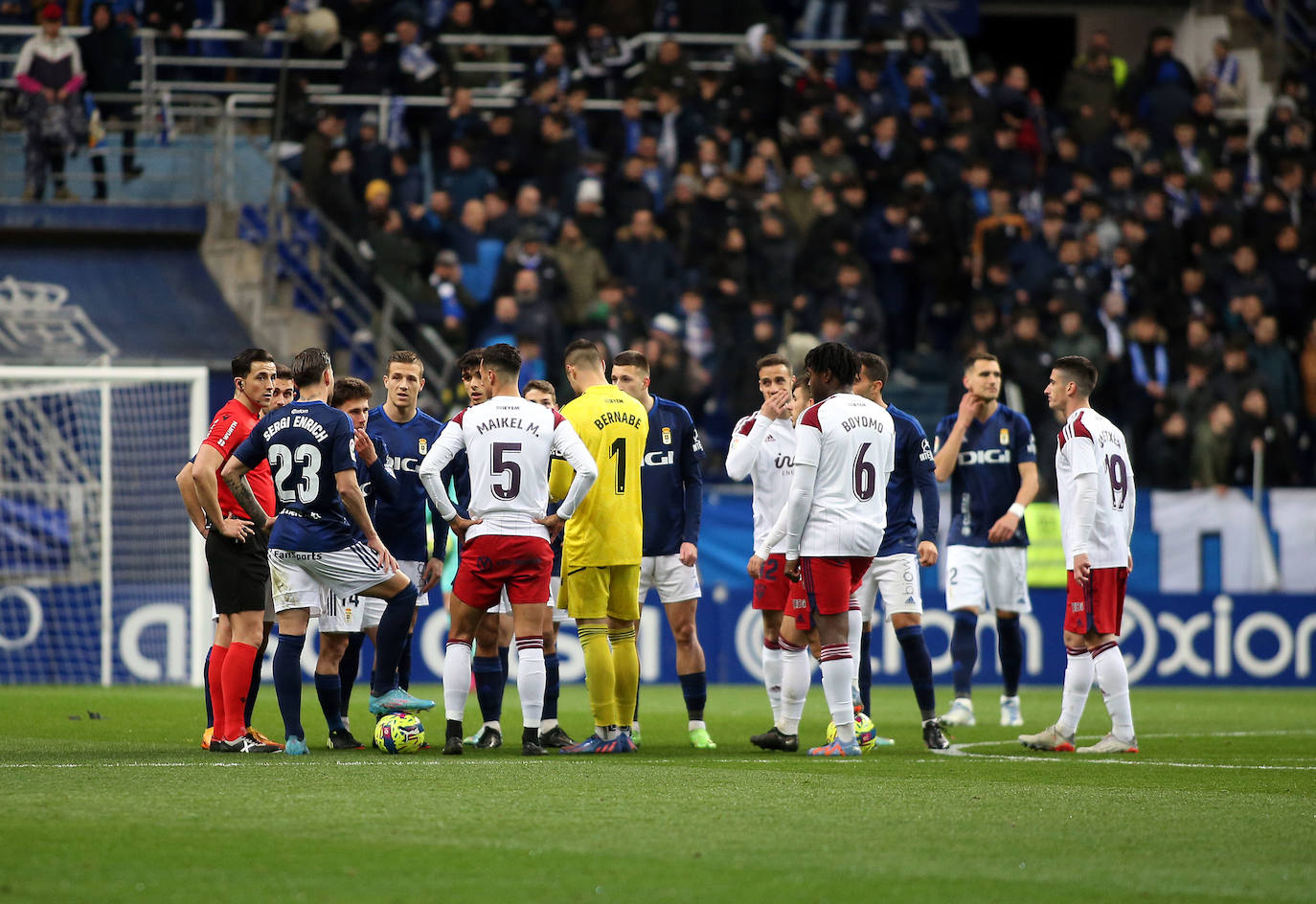 Árbitro y jugadores, durante el parón por el fallo de la luz. 