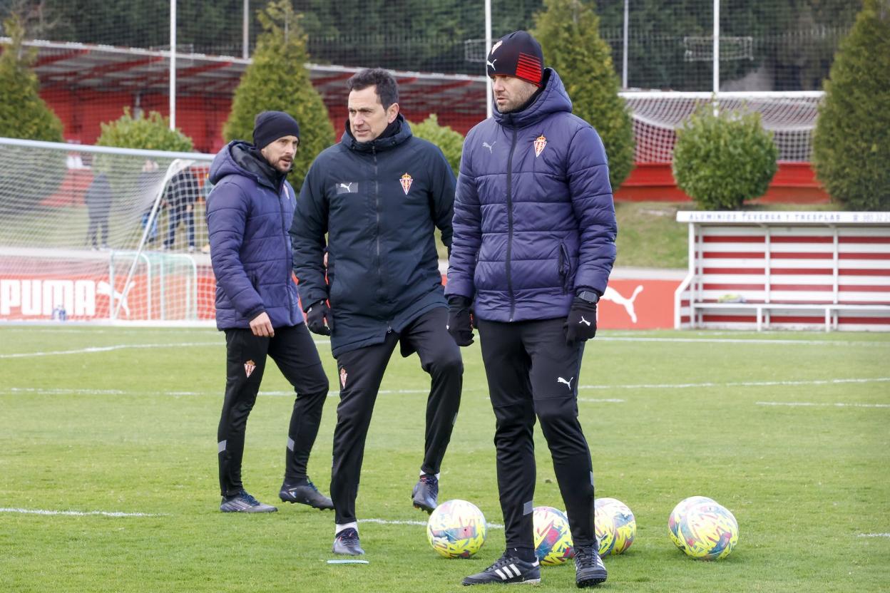 Ramírez, junto al entrenador del filial rojiblanco Dani Mori. 