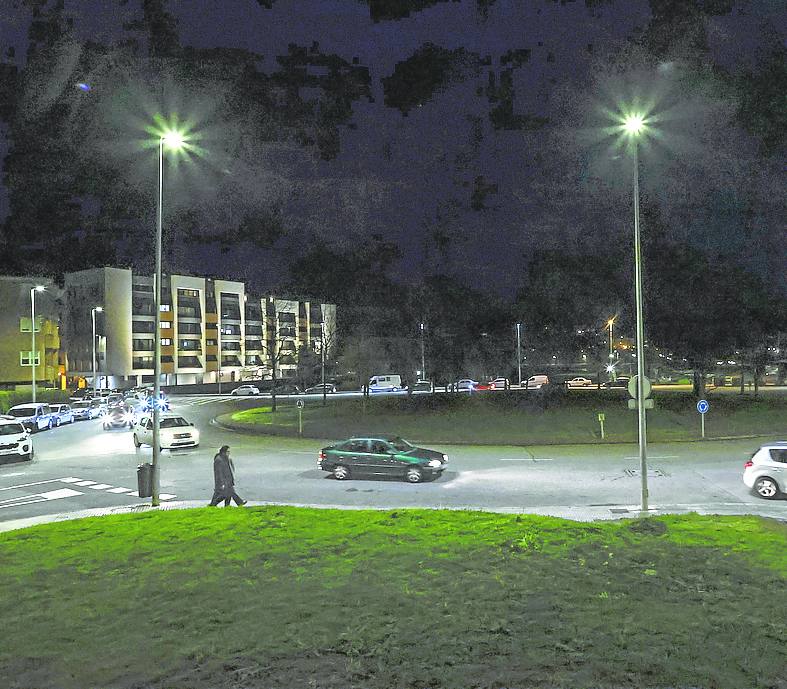 La rotonda de Gloria Fuertes, en Viesques. fotos: arnaldo garcía