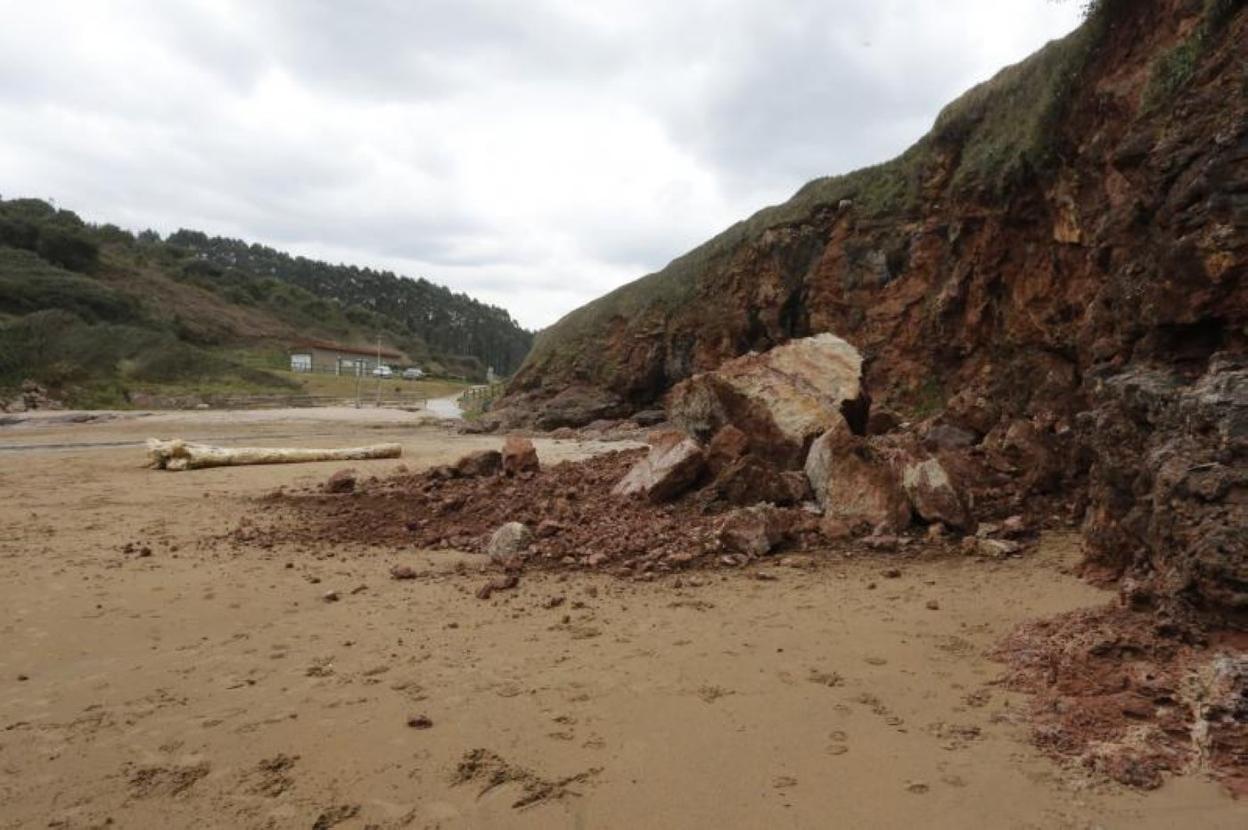 Las rachas de viento del lunes provocaron un desprendimiento de rocas en la playa de Xivares, argayo que ya ha sido señalizado a la entrada del arenal. 