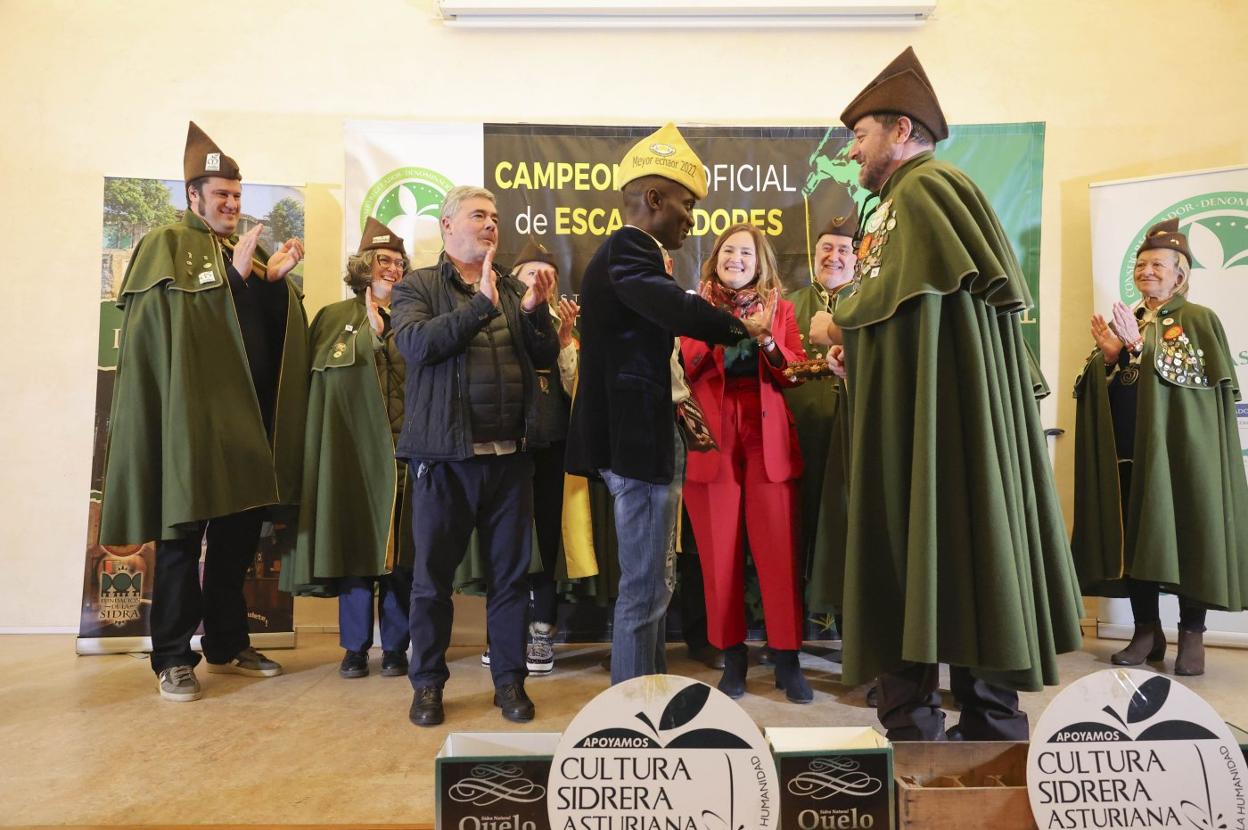 Salvador Ondó recoge el premio del campeonato regional de escanciadores. 