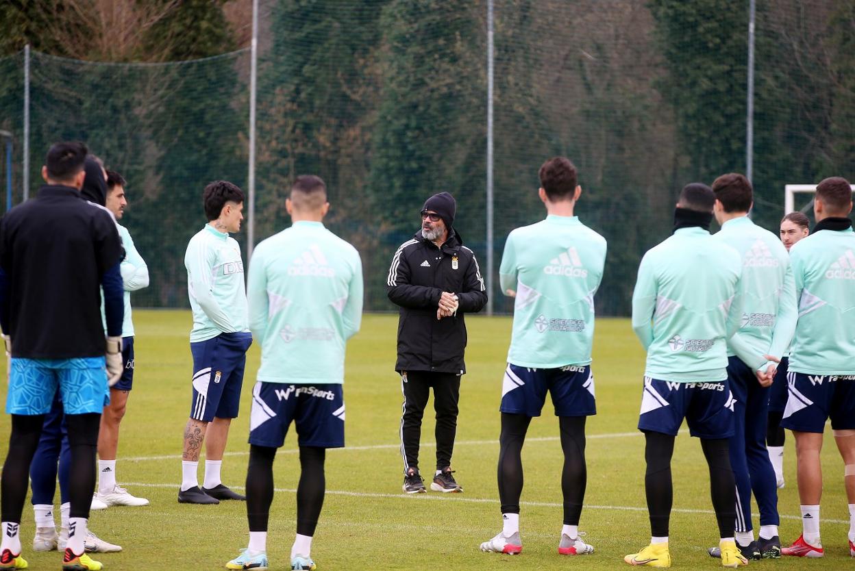 Álvaro Cervera conversa con sus futbolistas antes de iniciar el entrenamiento de ayer. 