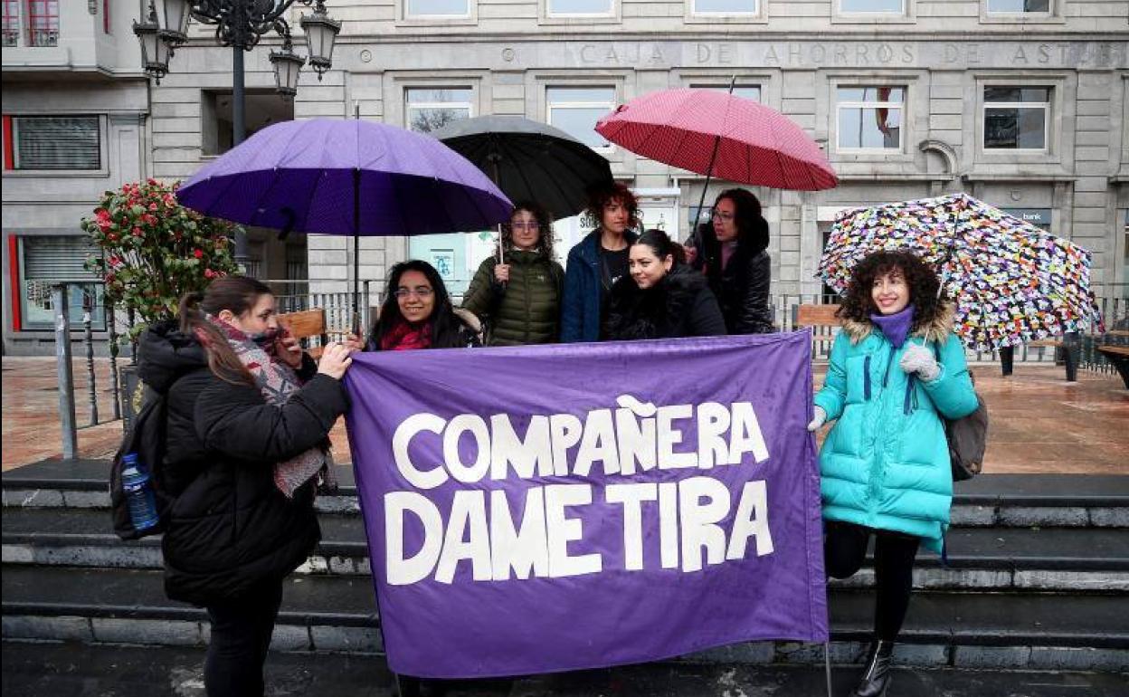 Rueda de prensa de la Plataforma Feminista Asturiana en la plaza de la Escandalera, en Oviedo.