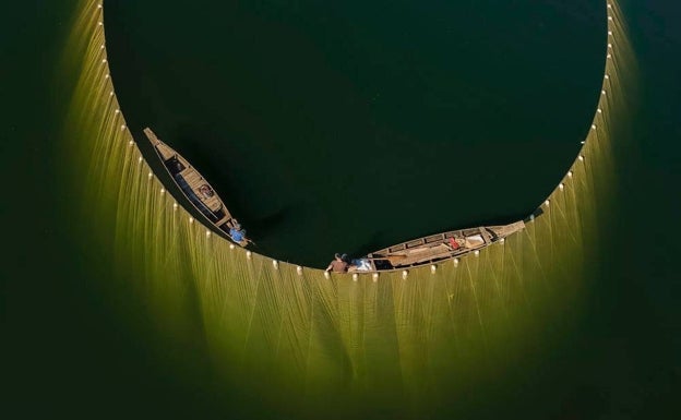 La imagen ganadora en la relación del Hombre con la naturaleza, 'Locking the fish net'. 