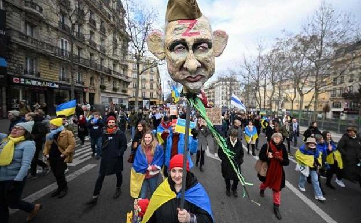 Una manifestación en París contra la invasión de Rusia en Ucrania.