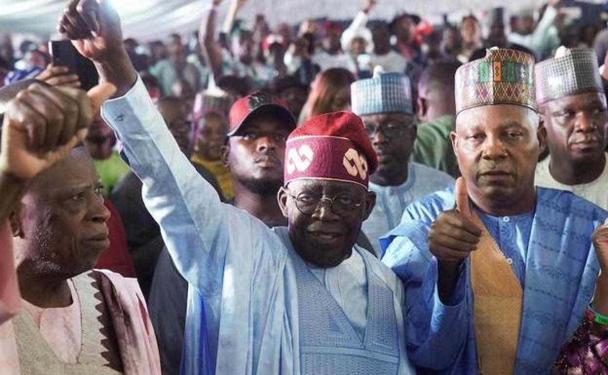 Bola Tinubu reacciona después de ser declarado ganador en las elecciones presidenciales de Nigeria