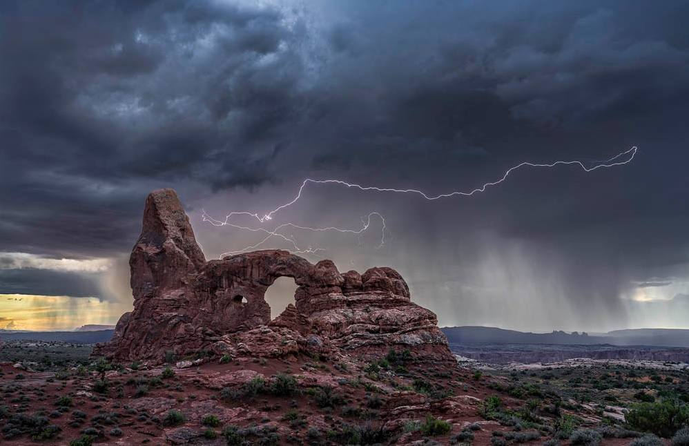 La fotografía 'Rayo sobre Turret Arch', ganadora del 33 Memorial María Luisa.