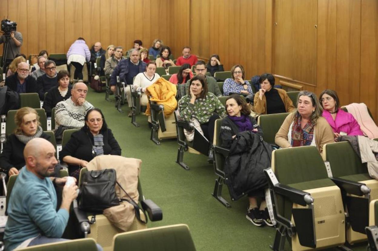Alfredo San Martín, en primer término a la izquierda, dirigiéndose a los médicos de Atención Primaria que ayer se reunieron en Oviedo. 