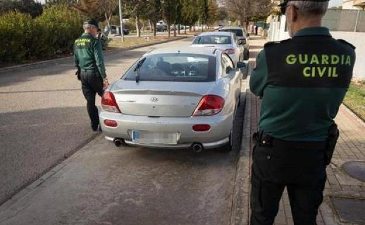 Guardia Civil custodia el coche del secuestrador.